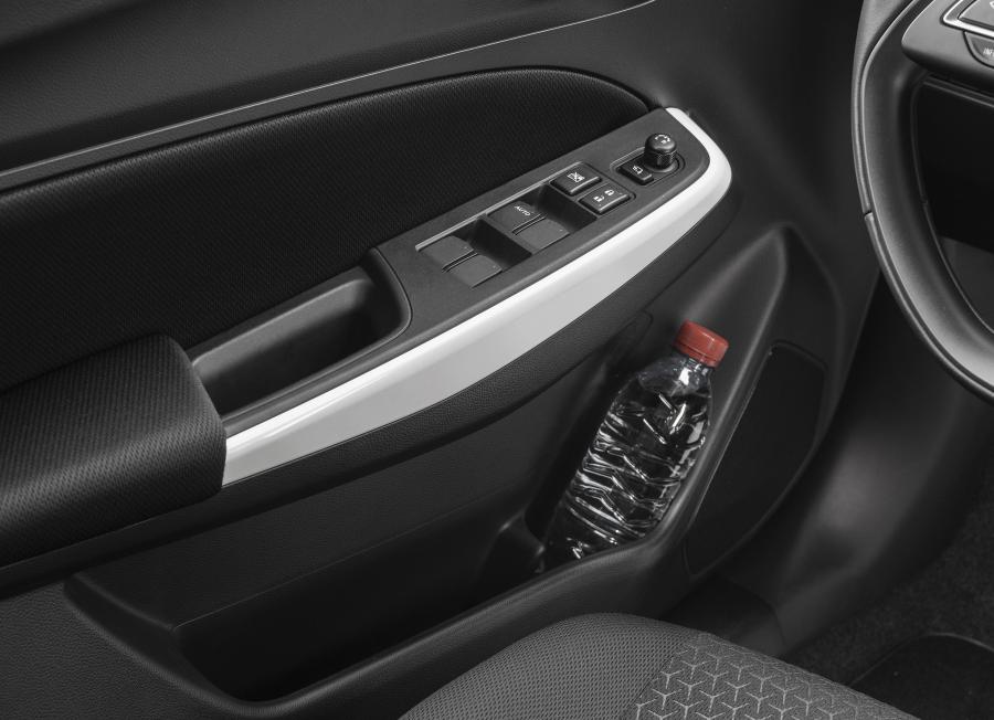 Детали интерьера Suzuki Swift 2017 года  (WW) (фото 85 из 101)